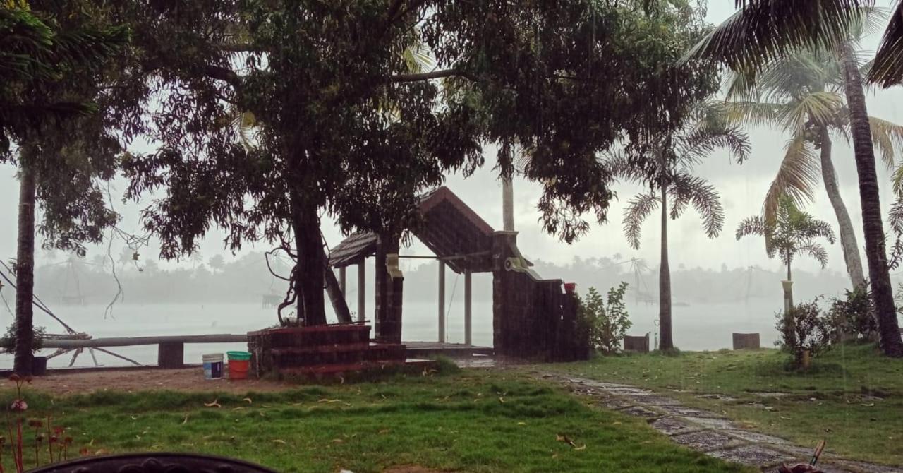 Ambadi'S Villa -Lake View Resort Pallipuram Exteriör bild