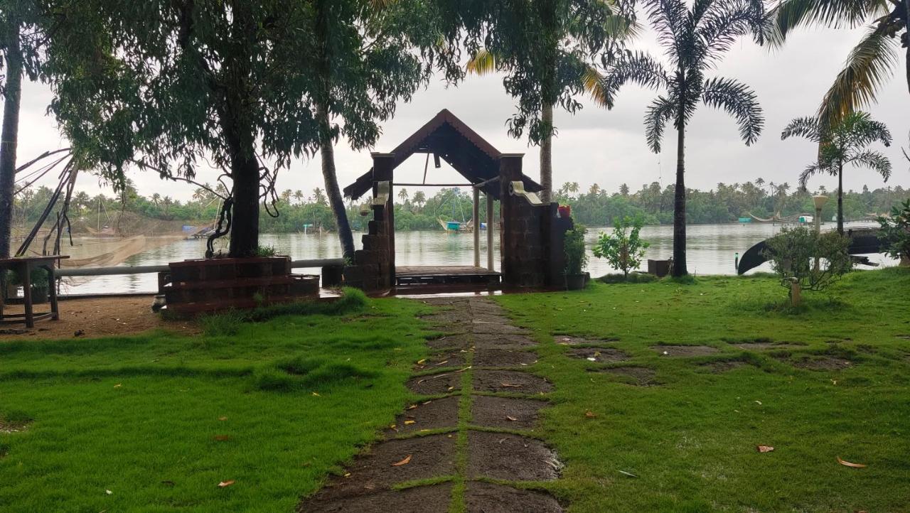 Ambadi'S Villa -Lake View Resort Pallipuram Exteriör bild