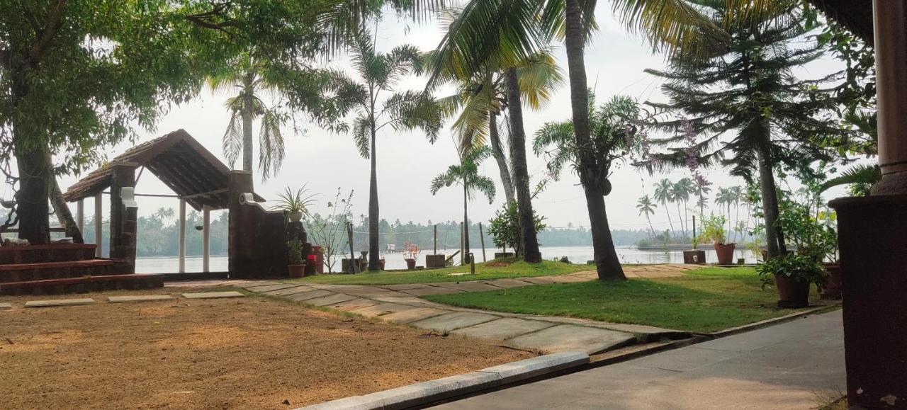 Ambadi'S Villa -Lake View Resort Pallipuram Exteriör bild