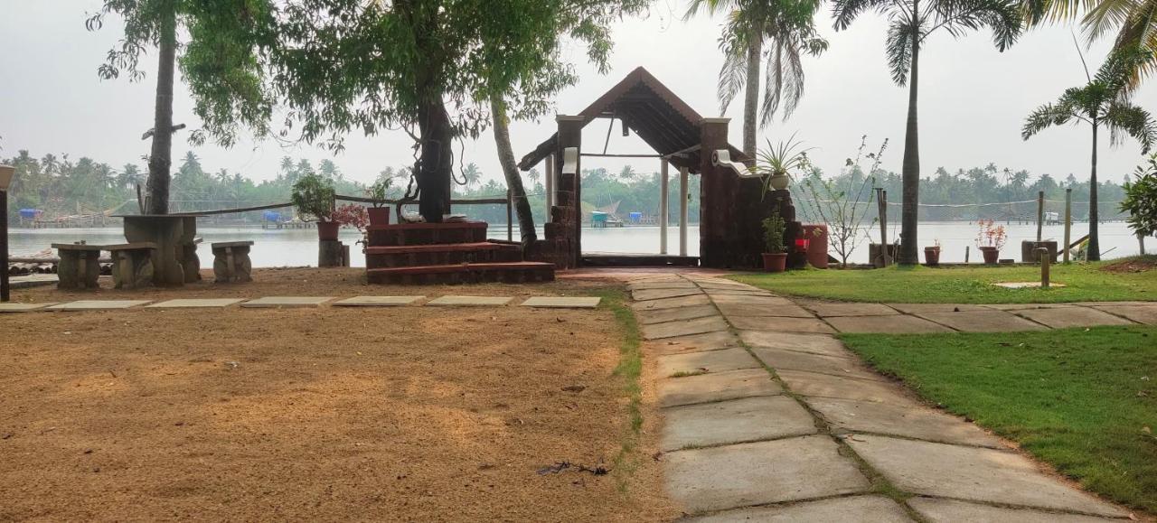 Ambadi'S Villa -Lake View Resort Pallipuram Exteriör bild