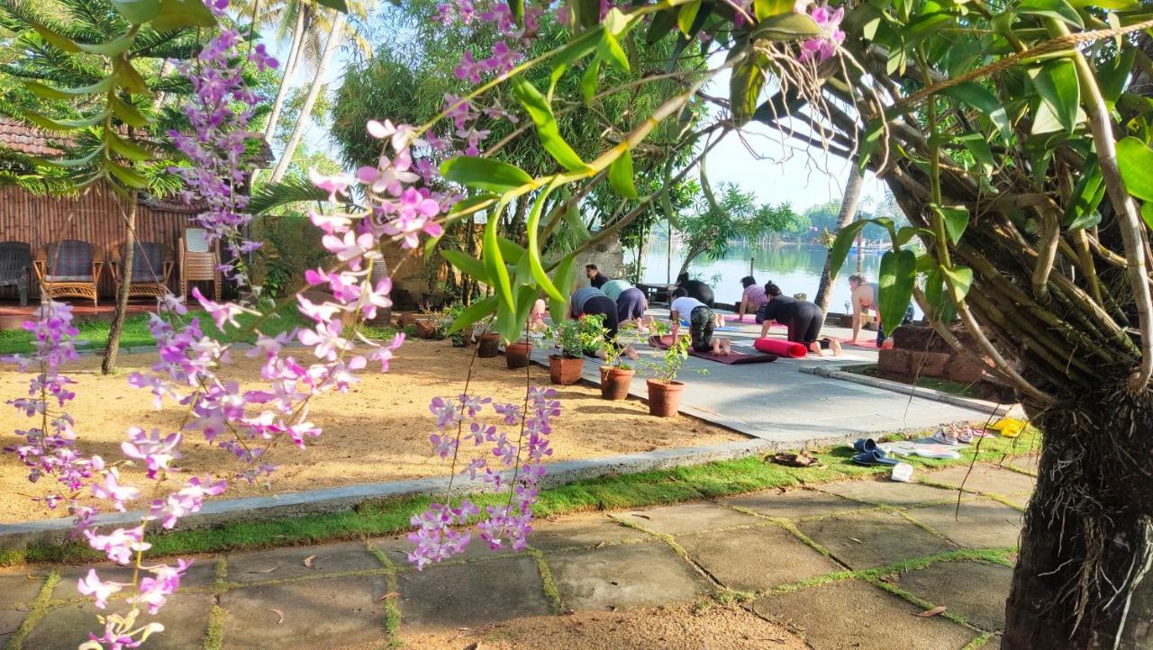 Ambadi'S Villa -Lake View Resort Pallipuram Exteriör bild