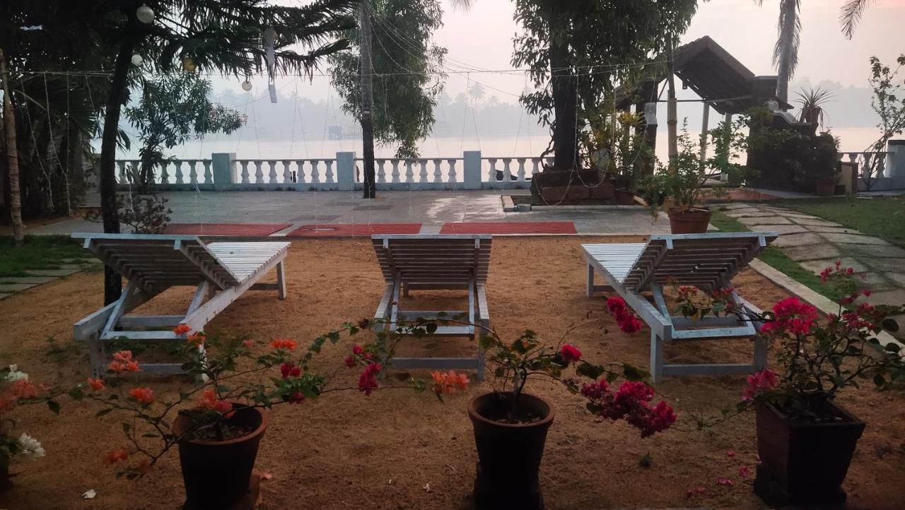Ambadi'S Villa -Lake View Resort Pallipuram Exteriör bild