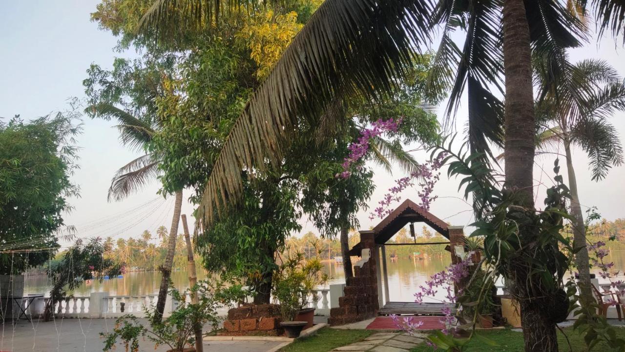 Ambadi'S Villa -Lake View Resort Pallipuram Exteriör bild