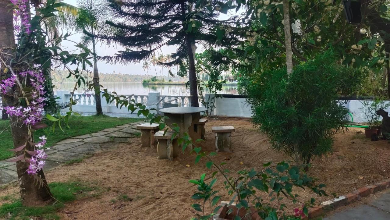 Ambadi'S Villa -Lake View Resort Pallipuram Exteriör bild