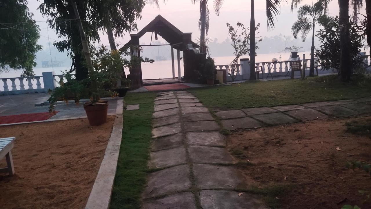 Ambadi'S Villa -Lake View Resort Pallipuram Exteriör bild