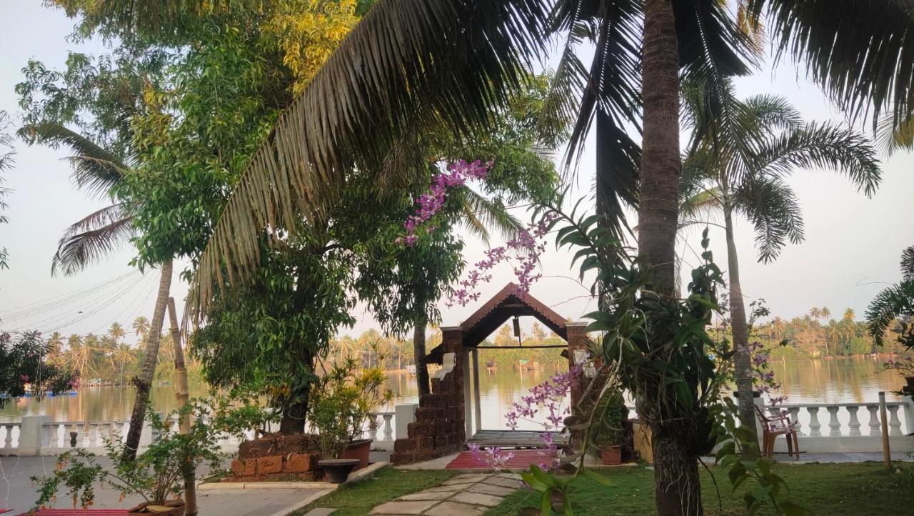 Ambadi'S Villa -Lake View Resort Pallipuram Exteriör bild