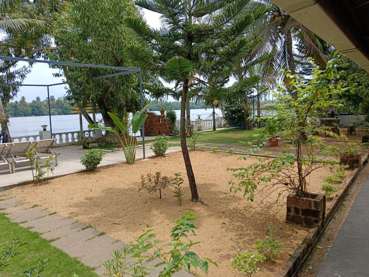 Ambadi'S Villa -Lake View Resort Pallipuram Exteriör bild