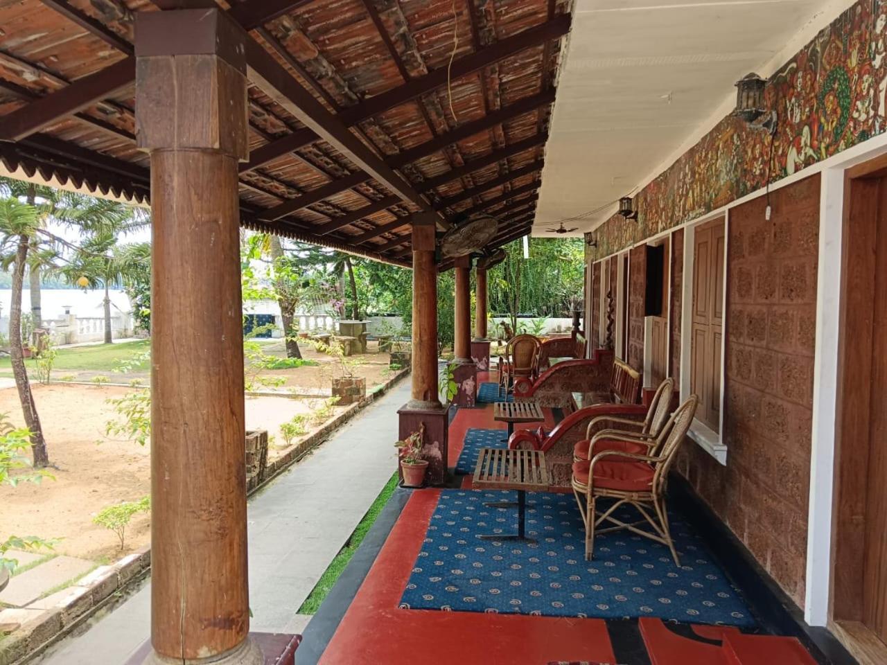 Ambadi'S Villa -Lake View Resort Pallipuram Exteriör bild