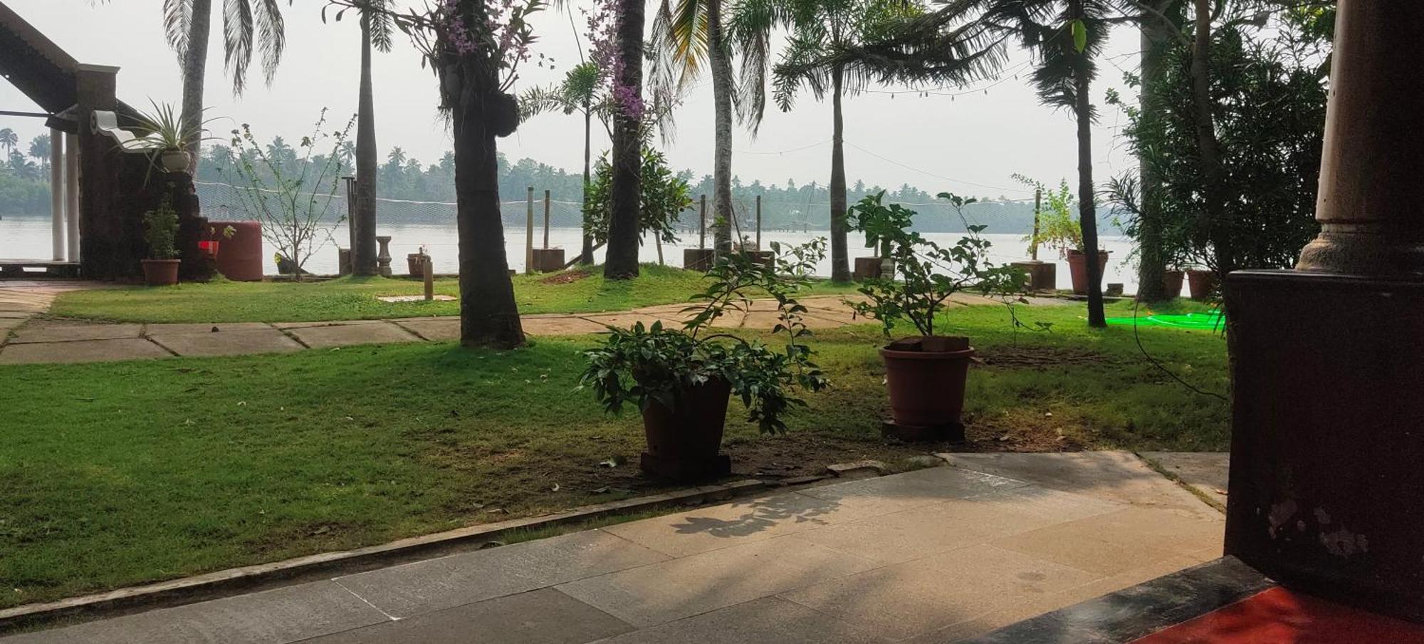 Ambadi'S Villa -Lake View Resort Pallipuram Rum bild