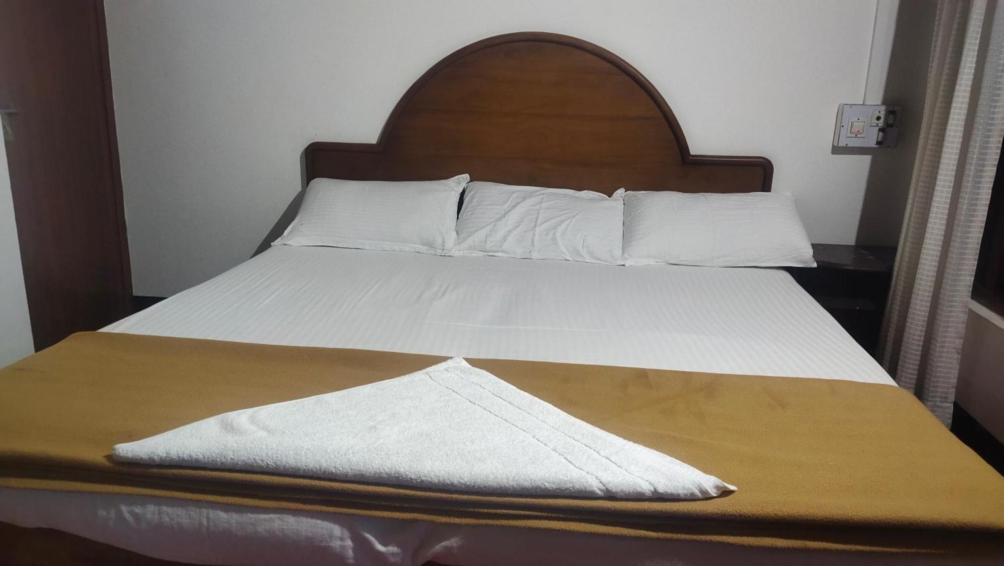 Ambadi'S Villa -Lake View Resort Pallipuram Rum bild