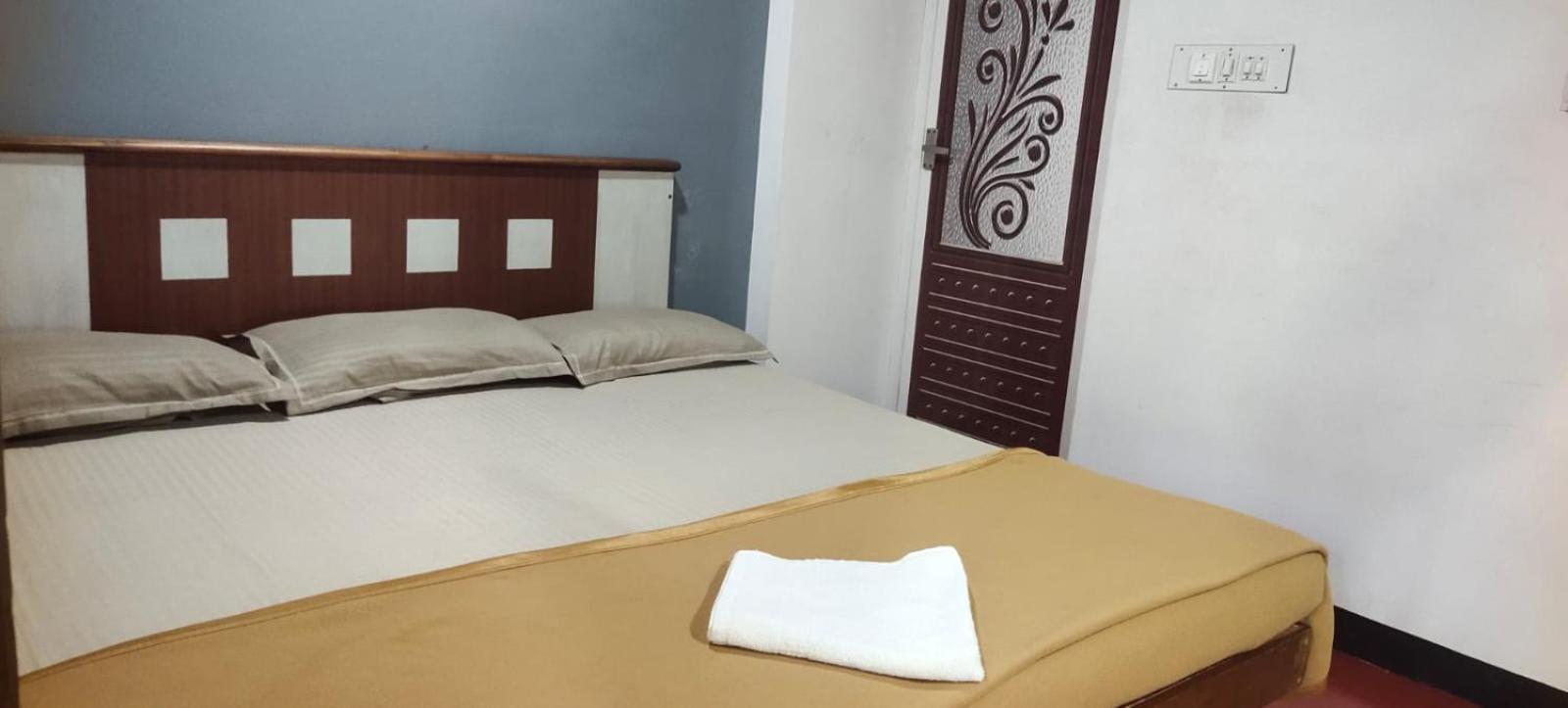 Ambadi'S Villa -Lake View Resort Pallipuram Exteriör bild
